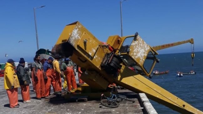 Una persona resultó herida tras desplome de grúa botera en Constitución