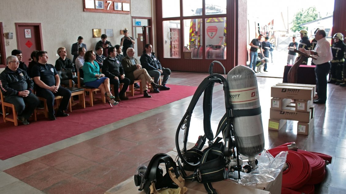 Bomberos de Puerto Montt recibió equipos de aire comprimido y casi tres kilómetros de mangueras