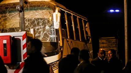   Bus turístico fue alcanzado por una bomba cerca de las pirámides en Egipto 