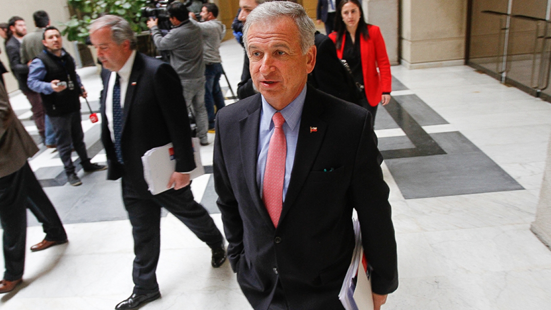 Gobierno estudia subir impuestos a las personas de mayores ingresos