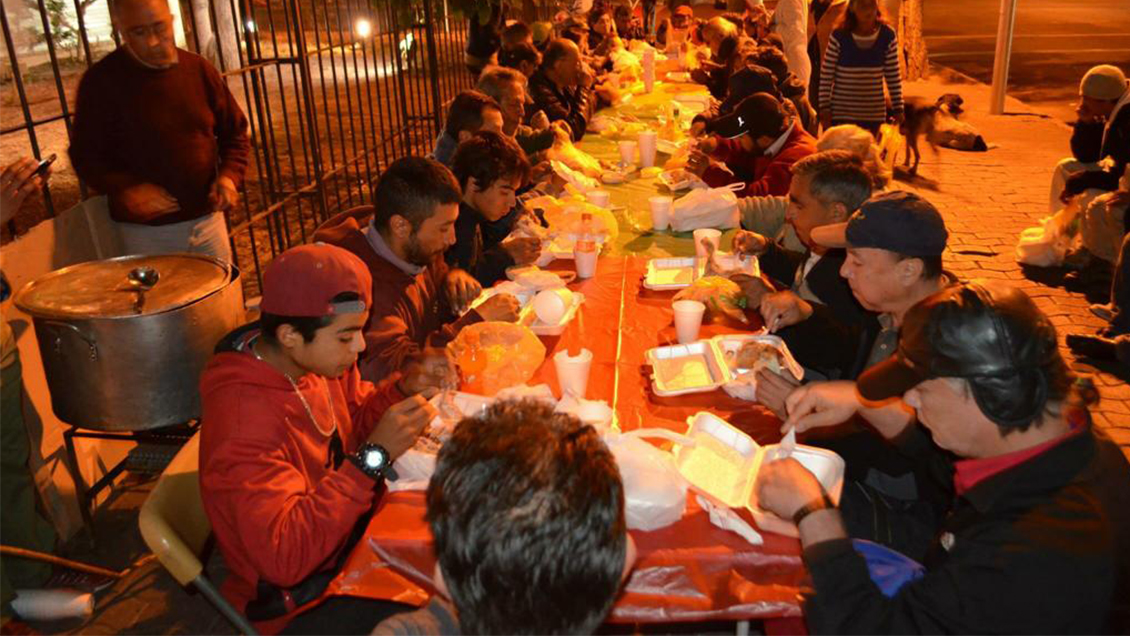 ONG prepara cena de fin de año para personas en situación de calle