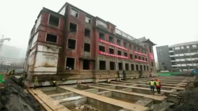 China: Desplazan intacto un histórico hotel de 5.000 toneladas