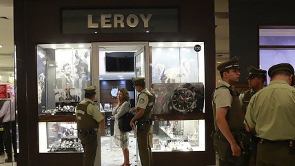 Encapuchados robaron cientos de productos desde joyería del Parque Arauco