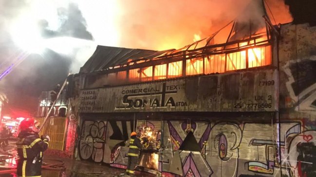 Bomberos controló incendio en bodega comercial de Recoleta