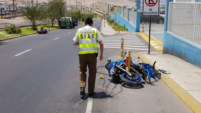 Iquique: Choque de dos motocicletas dejó a un hombre en riesgo vital