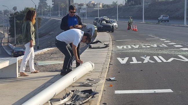 Increíble: Conductor chocó poste recién inaugurado en la costanera de Arica