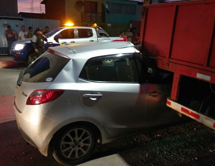 Alto Hospicio: Transportista ilegal y ebrio incrustó su auto en un camión y arrancó