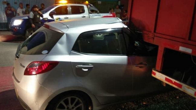 Alto Hospicio: Transportista ilegal y ebrio incrustó su auto en un camión y arrancó