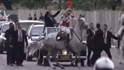   Caballo bloqueó el paso del auto que llevaba a Bolsonaro a su toma de posesión 
