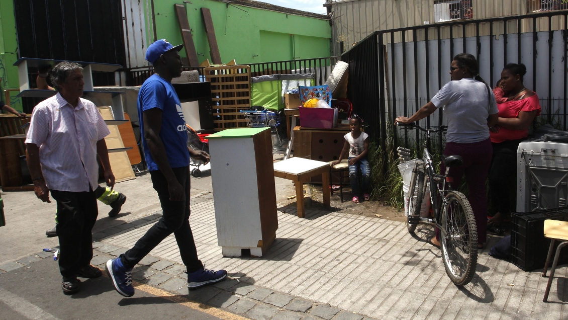 Concejala criticó omisiones del municipio de Santiago en masivo desalojo