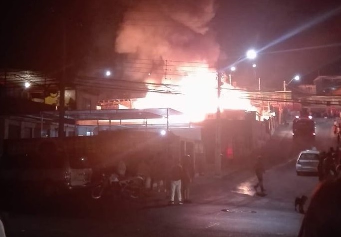 Arica: Incendio consumió tres viviendas en el sector de Cerro La Cruz