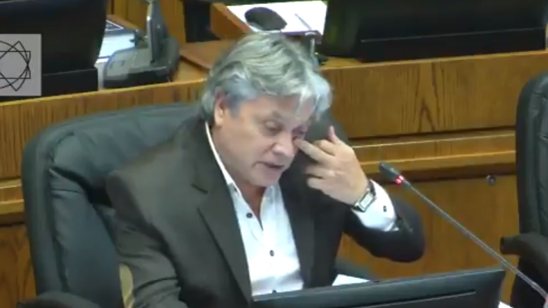 Senador Navarro se trabó con una palabra complicada en intervención