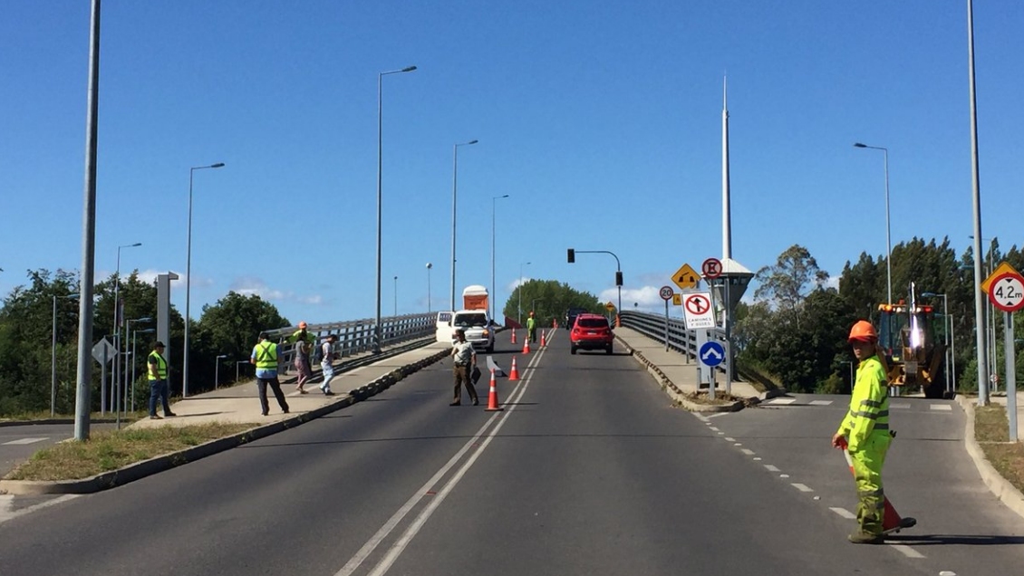 Camión derribó pórtico de acceso al puente Cau Cau