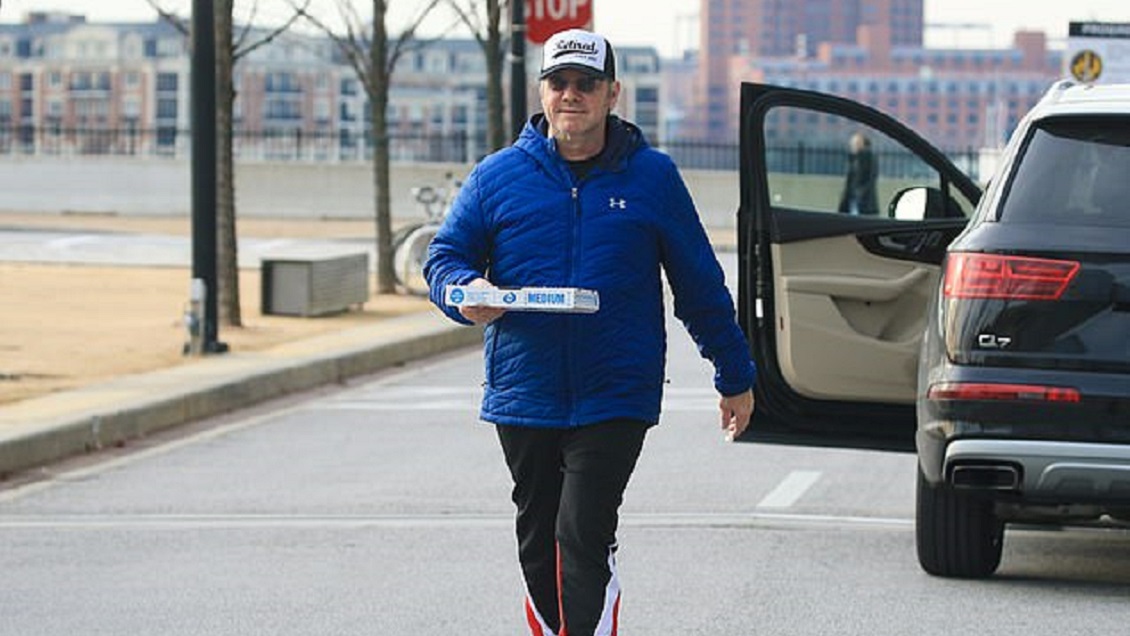 Kevin Spacey reaparece y entrega pizza a paparazzis