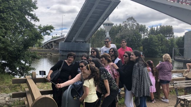 Puente Cau Cau levantó sus brazos y volvió a centrar las miradas de los turistas