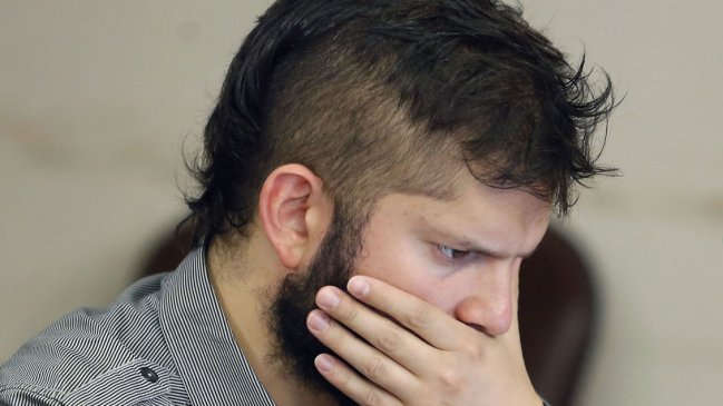 Aprobación a Gabriel Boric cayó 12% tras polémica con polera de Jaime Guzmán