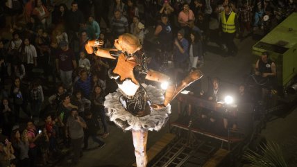   Una bailarina de cinco metros danzó en las calles de Antofagasta 