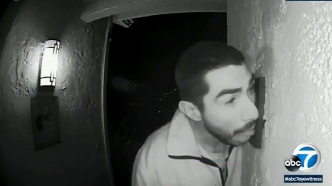 Policía busca a hombre que pasó la lengua a un timbre por tres horas