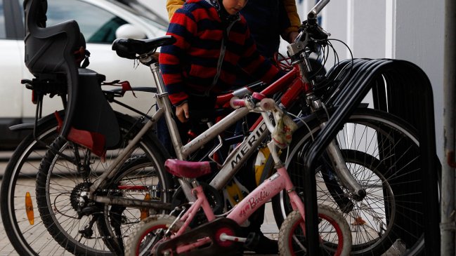 Edificio prohíbe subir bicicletas en ascensor y además dejarlas en el estacionamiento