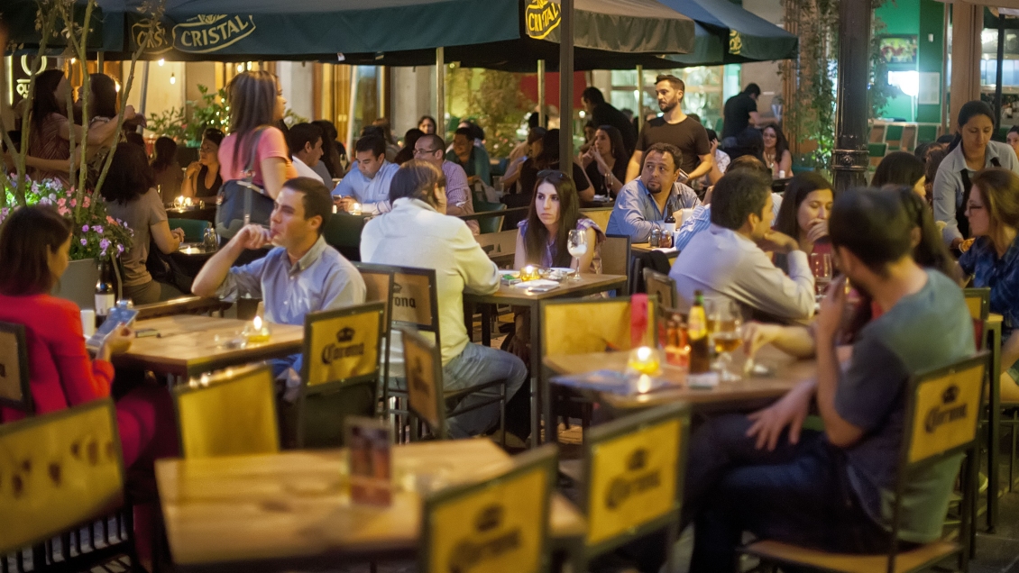 Santiago aprobó ordenanza para terrazas de restaurantes con cambios sobre artistas urbanos