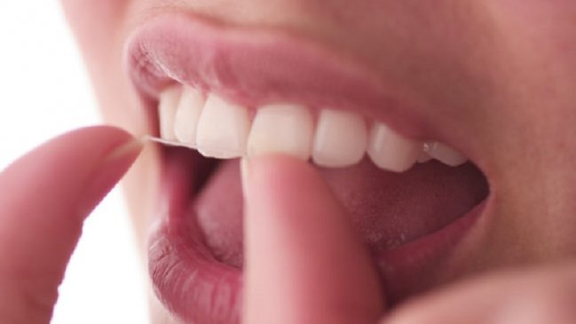 El hilo dental puede ser cancerígeno, según estudio
