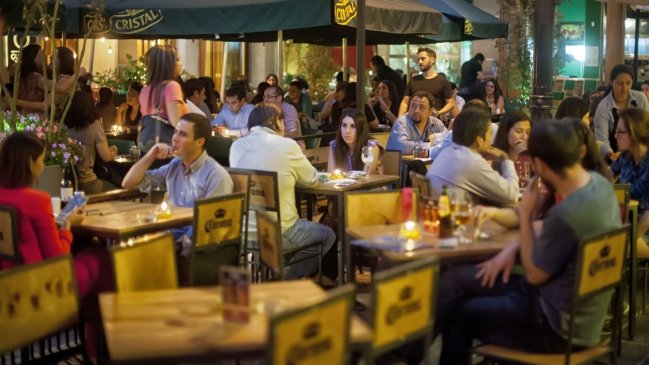 Santiago aprobó ordenanza para terrazas de restaurantes con cambios sobre artistas urbanos