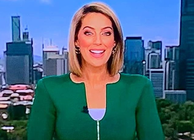 Los televidentes australianos notaron rÃ¡pidamente algo raro en el escote de Samantha Heathwood. La presentadora de noticias fue tema obligado y generÃ³ miles de bromas en Reddit y Facebook, todo por una supuesta forma de 