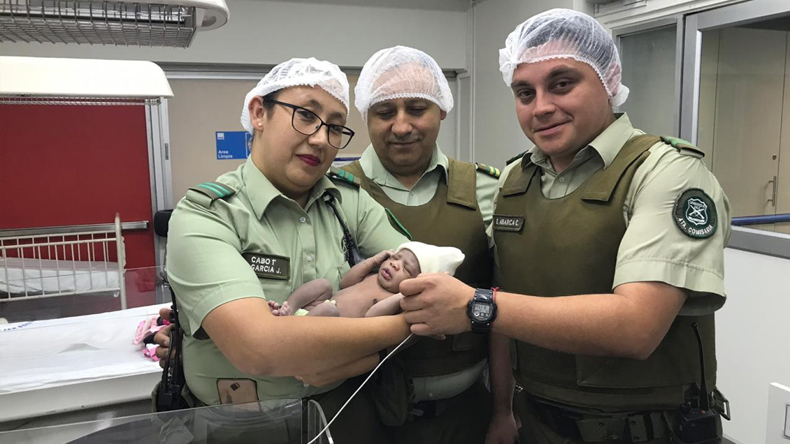 Carabineros asistieron un parto de emergencia en la vía pública