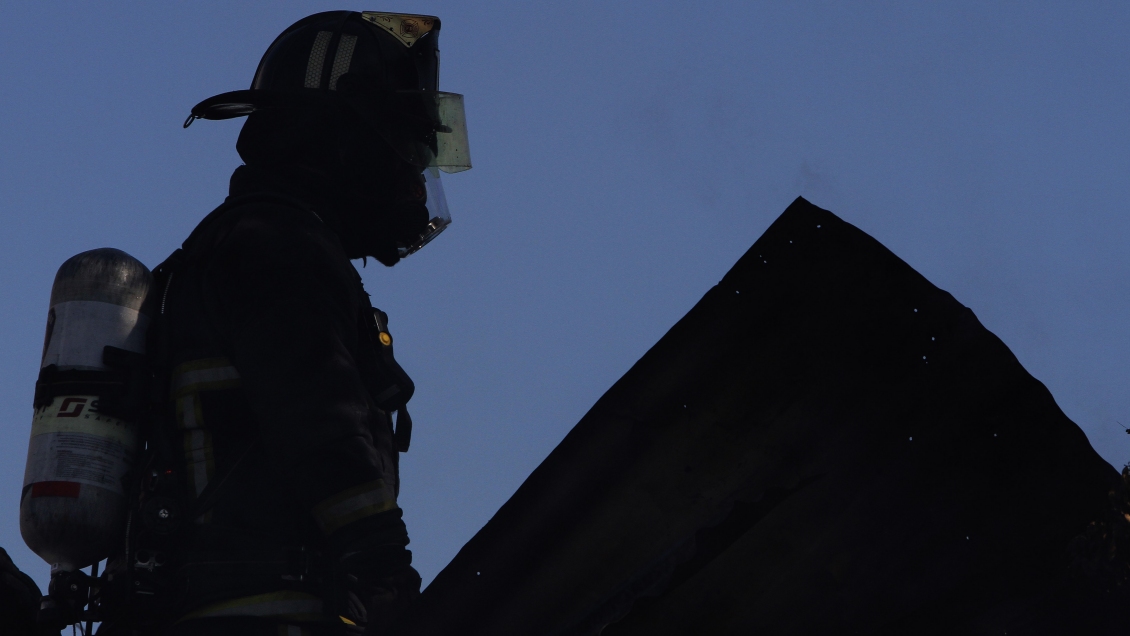Bomberos se movilizó al Paseo Huérfanos por incendio