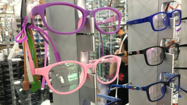 Denuncian que ópticas ejercen ilegalmente carrera que no existe en Chile