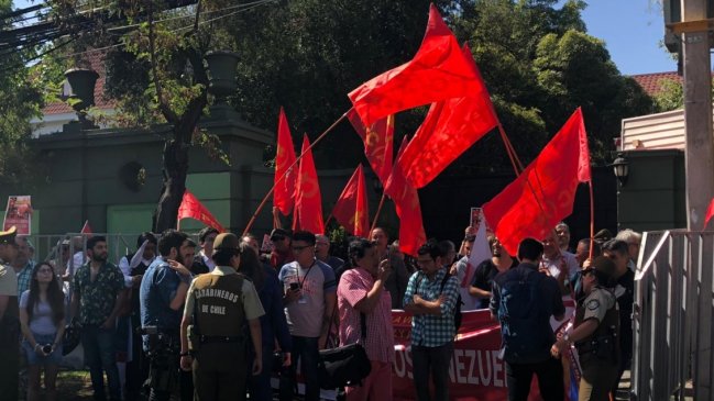 Venezolanos a favor y en contra de Nicolás Maduro se manifestaron en la embajada