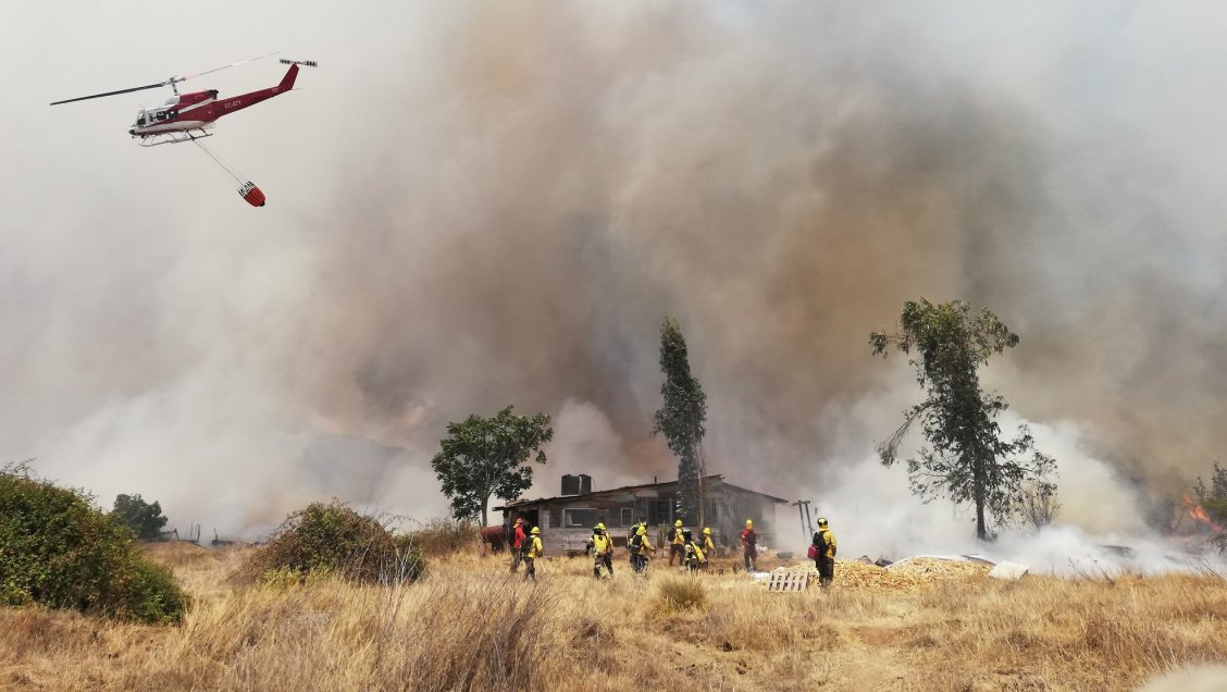Bomberos y Conaf controlaron incendio forestal en Puente Alto
