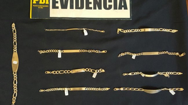 Detienen a mujer por robar joyas de plata