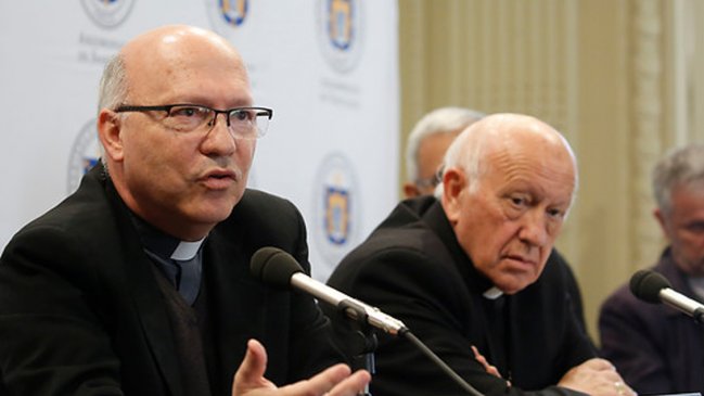 El papa recibió este lunes a obispos chilenos en medio de tenso clima en el Vaticano