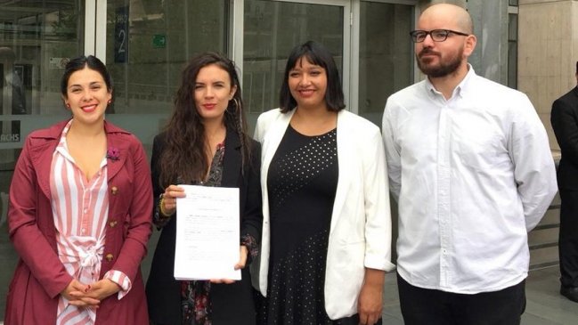 Camila Vallejo se querelló contra Gonzalo de la Carrera por noticia falsa sobre la pedofilia