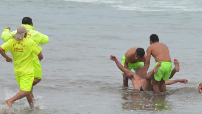 Jóvenes bajo influencia del alcohol atacaron a salvavidas en playa de La Serena