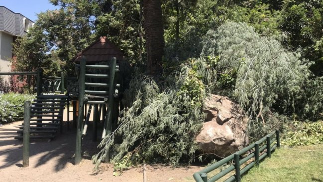 Gigantesca roca se desprendió del Cerro San Cristóbal y cayó en un condominio