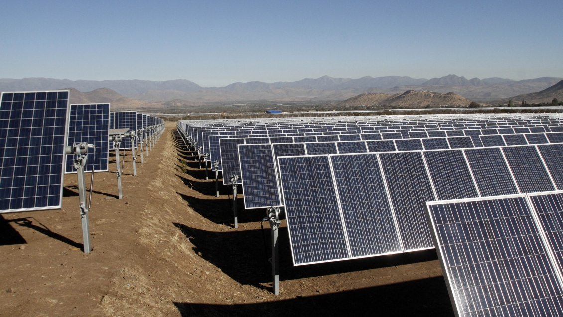 Ex ministro destacó importancia de energías renovables para enfrentar el cambio climático