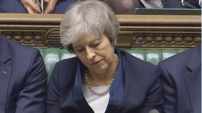 May, contra las cuerdas: Parlamento británico vota moción de censura este miércoles