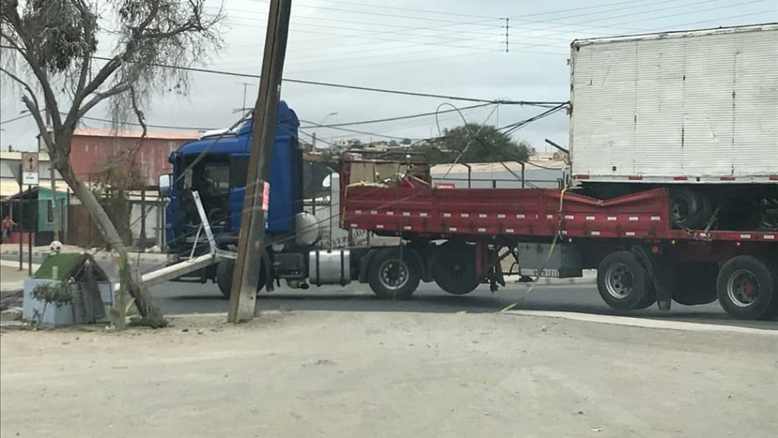 Caída de poste dejó sin luz a más de 4.000 clientes de Caldera