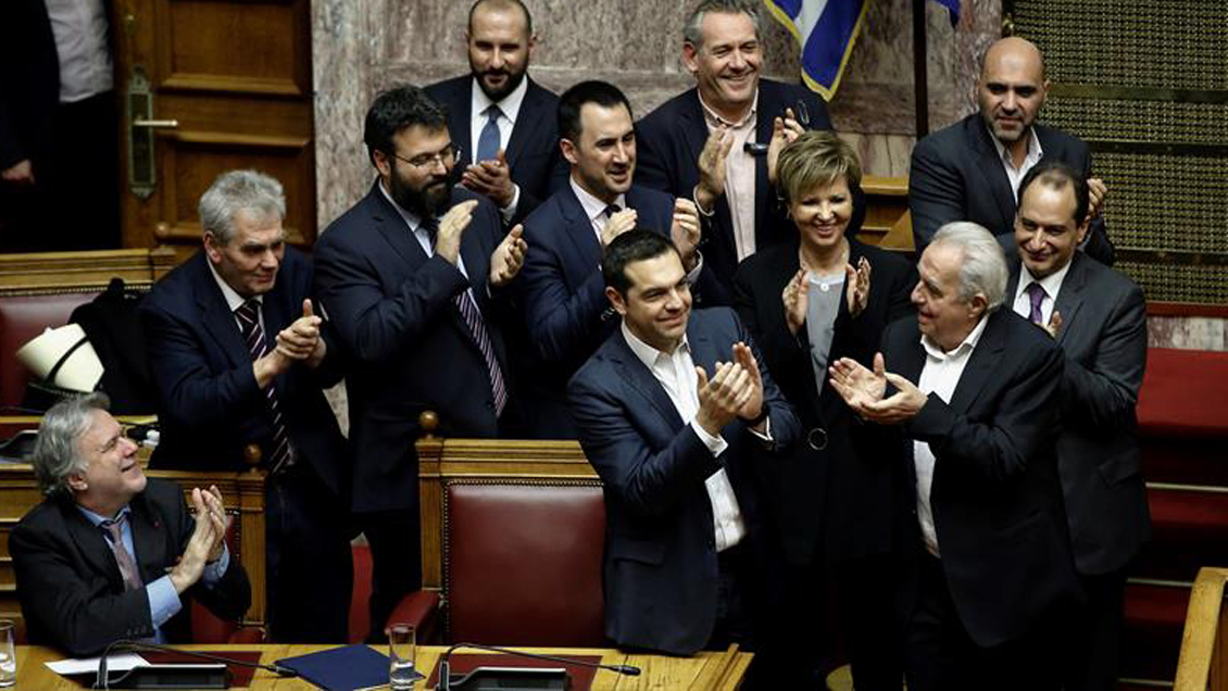 Grecia: Tsipras superó una moción de confianza tras romperse la coalición de gobierno