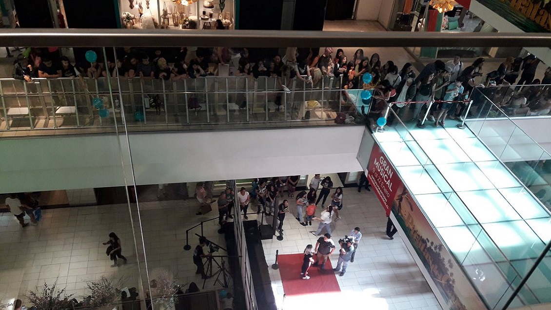 Seguidores de k-pop colman centro comercial de Santiago