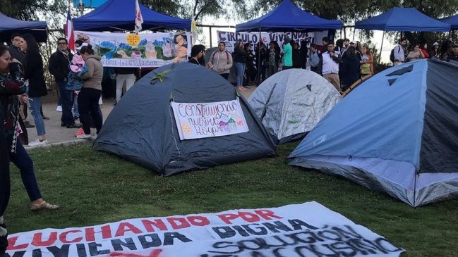 Familias acampan en ribera del canal San Carlos para exigir una solución habitacional