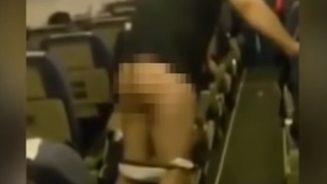 Hombre no aguantó y se orinó en el pasillo de un avión