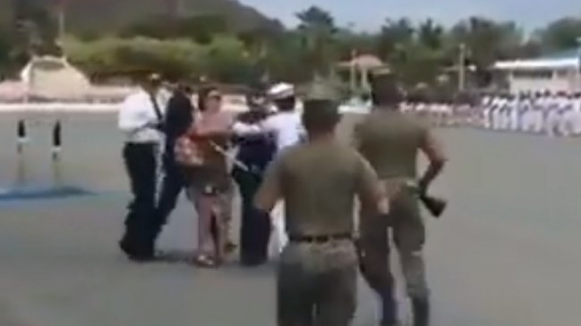 Joven cadete se viralizó al arrancar cuando iba a entrar a la marina
