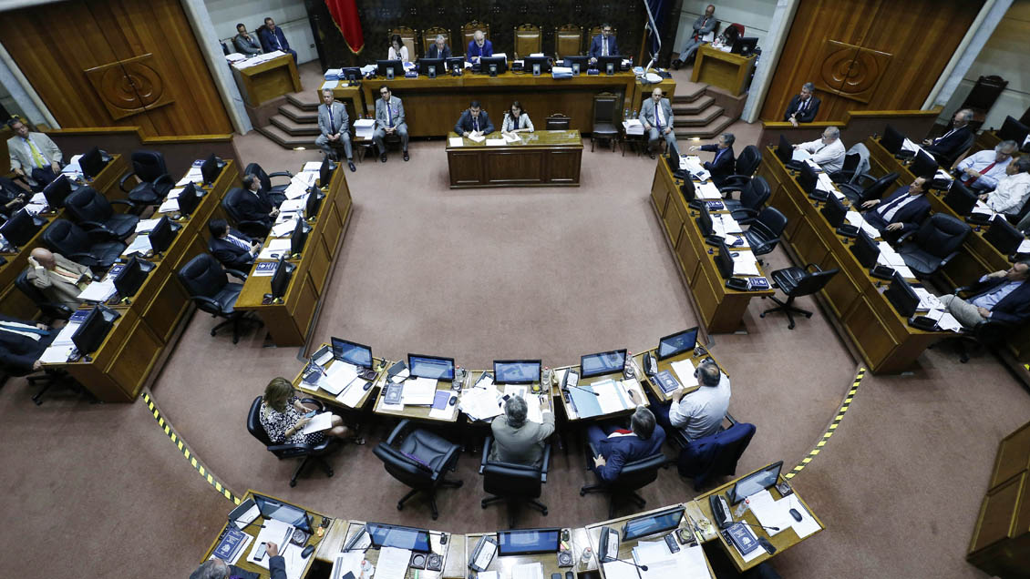 Oficialismo y oposición analizan postergar elección de gobernadores regionales