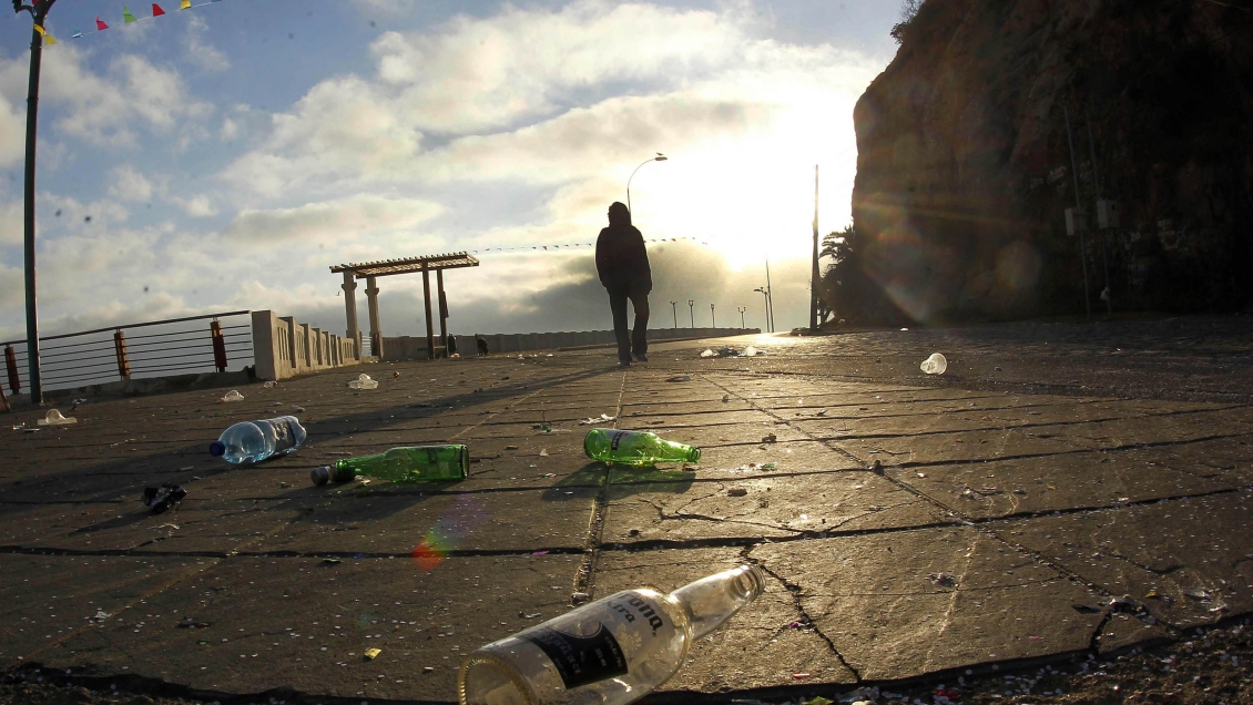 Costosa incontinencia: Joven arriesga multa de 240 mil pesos por orinar en la calle