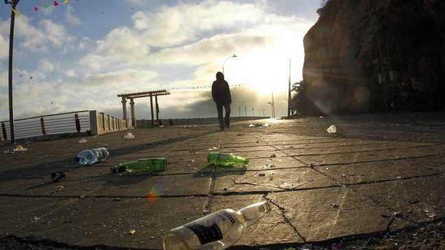 Costosa incontinencia: Joven arriesga multa de 240 mil pesos por orinar en la calle