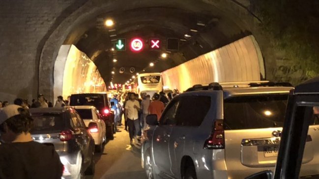 Vehículo se incendió al interior de Túnel Lo Prado