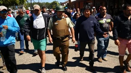 Pescadores retienen a carabinero para 